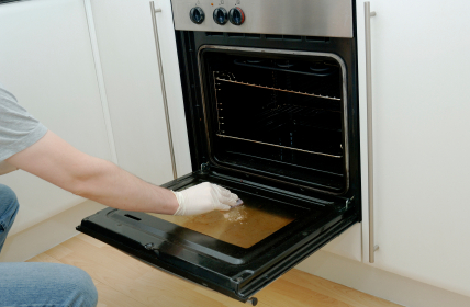 Cleaning an oven door