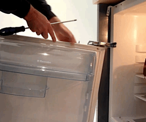 Replacing a fridge door hinge on an integrated fridge